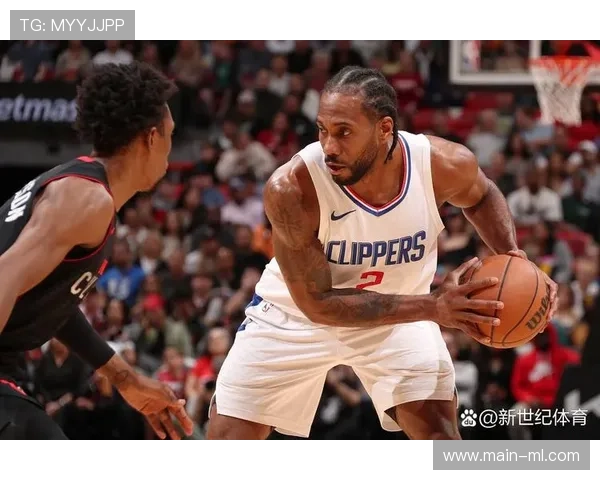 快船主场赛前播放主题短片，灯光秀营造季后赛氛围